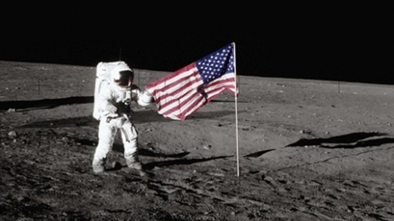Человек на луне сша. Флаг США на Луне. Нейл Армстронг на Луне. Американцы высадились на луну.