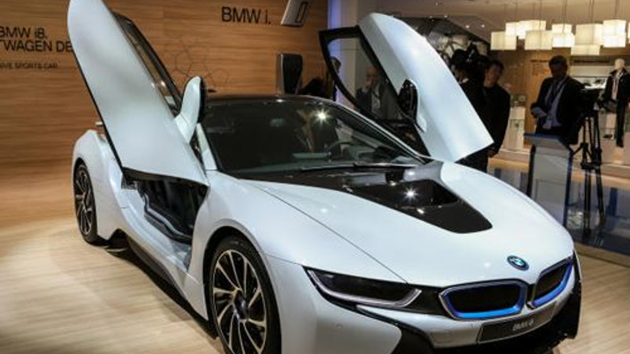 С последней версии самой новой. BMW i8. BMW i8 2015. BMW i8 и Lamborghini. BMW i8 2024.