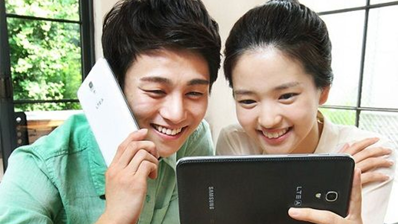 Mobile корейская версия. Выбрать смартфон. Корейские мобайл. Как носить смартфон с большим экраном мужчинам.
