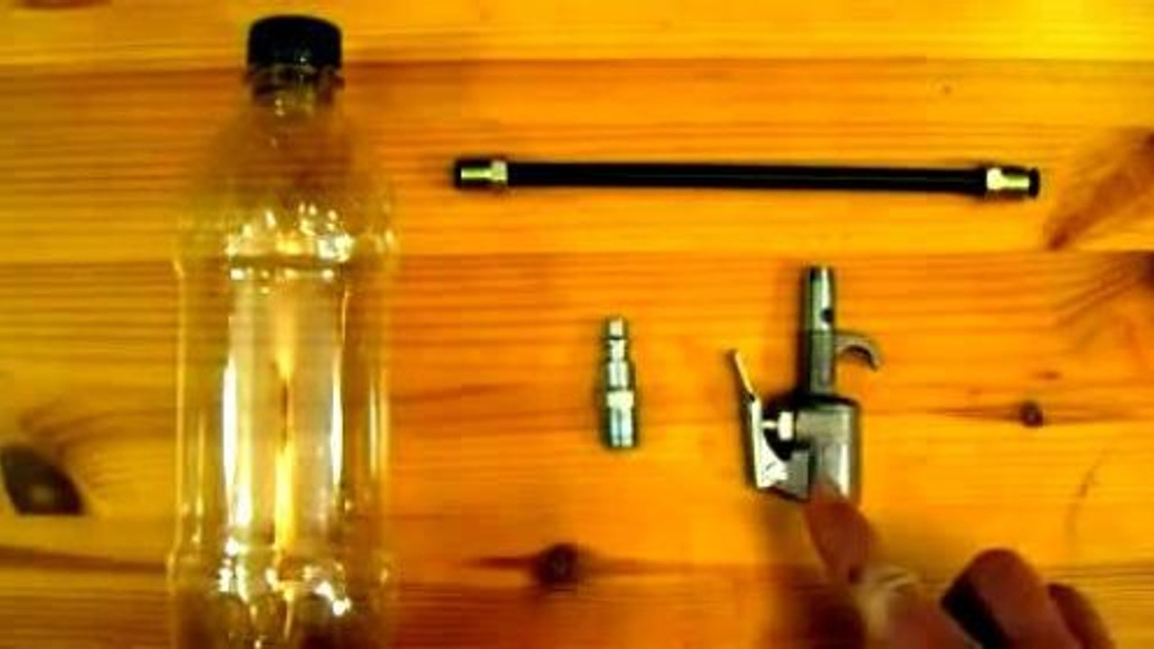 Автомат из бутылок. Пневматика из бутылки. Самодельный водяной пистолетик.