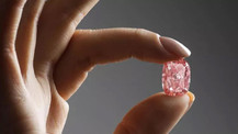 Nadir bulunan pembe elmas rekor fiyata satıldı