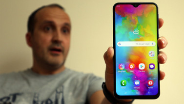 Pili bitmeyen telefon: Samsung Galaxy M20 (video)