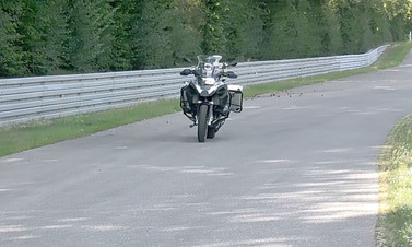 Bu motosikletin sürücüsü yok! (Video)