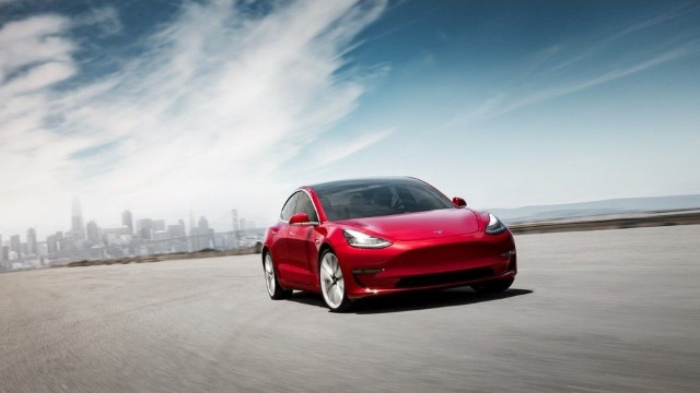 Tesla Model 3 tanıtıldı! İşte fiyatı ve özellikleri - Resim : 1