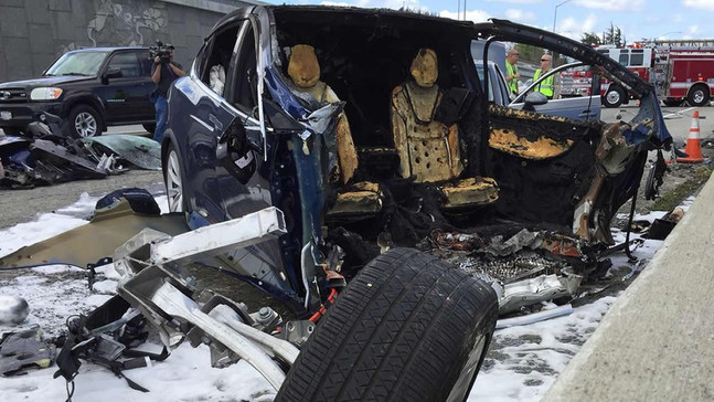 Tesla kazasında araç otopilot modundaydı - Resim : 1