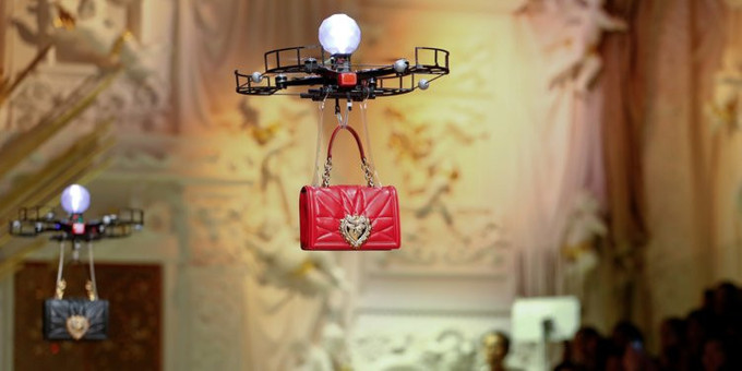 Dolce & Gabbana, defilesinde mankenler yerine drone kullandı! - Resim : 1