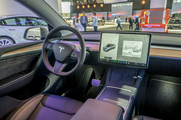 Model Y direksiyon simidi nedeniyle Tesla yine soruşturma altında - Resim : 1