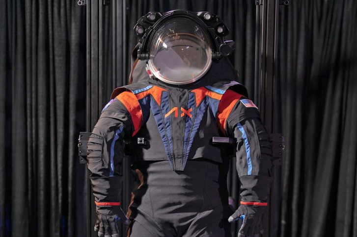 ¡El nuevo traje de astronauta de la NASA parece sacado de una película de ciencia ficción!  - Foto 1