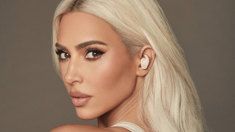 Beats Fit Pro için yeni renk seçeneklerini Kim Kardashian tanıttı! - Resim : 1