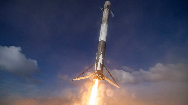 SpaceX Falcon Heavy yakında ateşlenecek!