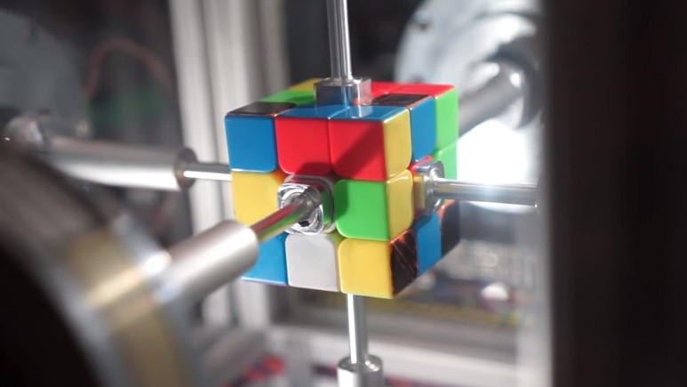 Rubik küpünü 0.38 saniyede çözen robot!
