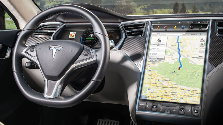 Direksiyonda olmayan Tesla sürücüne büyük ceza!