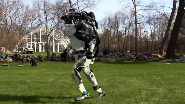 Koşuya çıkan robot şaşırtıyor (Video)