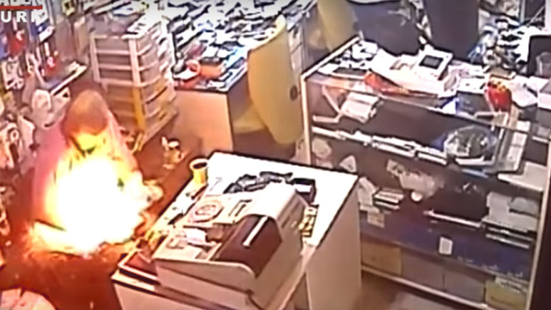 Telefon tamircinin elinde alev aldı (Video)