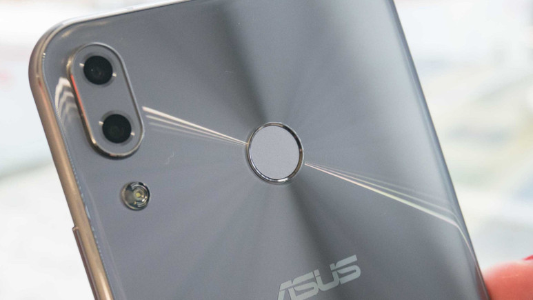 Asus oyuncu telefonunu tanıtıyor!