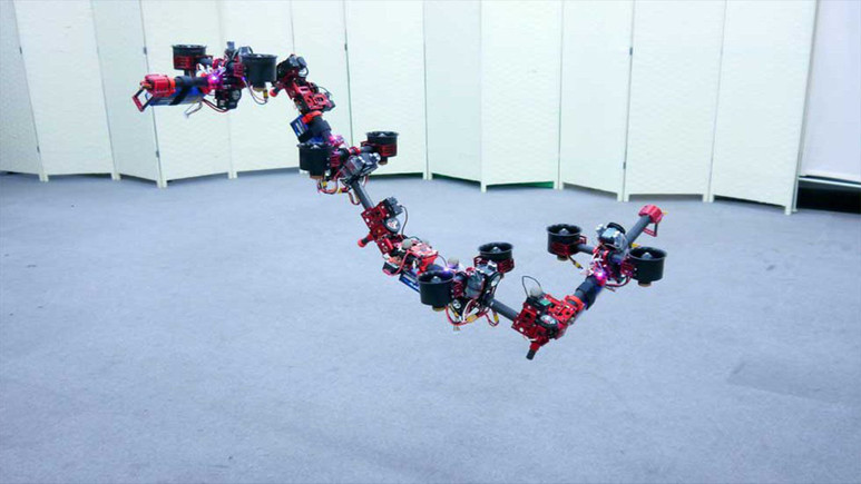 Uçan robot görenleri şaşırtıyor!