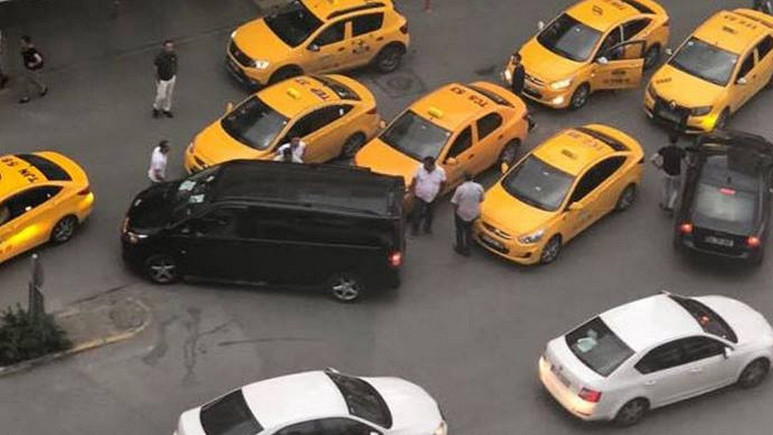 Uber sürücüsüne ve yolcularına taksici saldırısı!