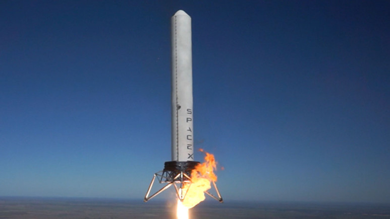 SpaceX uzaya ilk askeri uydusunu gönderdi