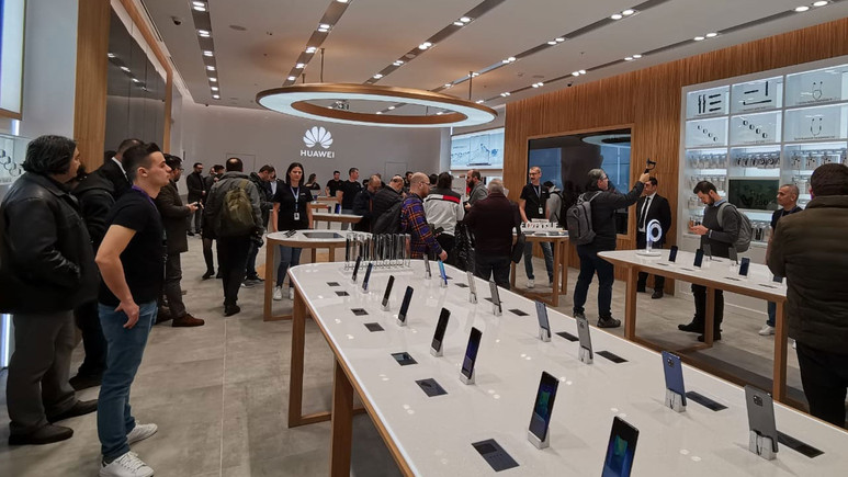 Huawei'nin ilk deneyim mağazasını gezdik (video)