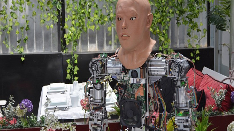 Konya'da üretilen insansı robota yüz nakli!