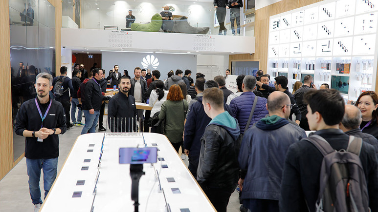 Huawei Deneyim Mağazası yoğun ilgiyle İstinyePark’ta açıldı