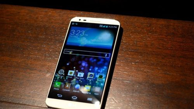 Motorola Droid Ultra ve Galaxy S4 yan yana