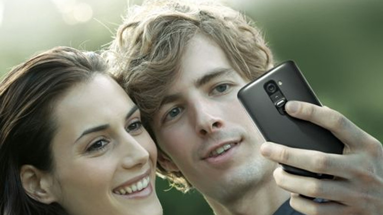 LG, yeni telefonu G2'yi tanıttı!