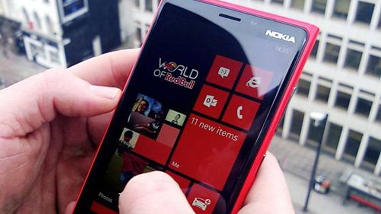 Nokia 929 beyaz modeliyle geliyor