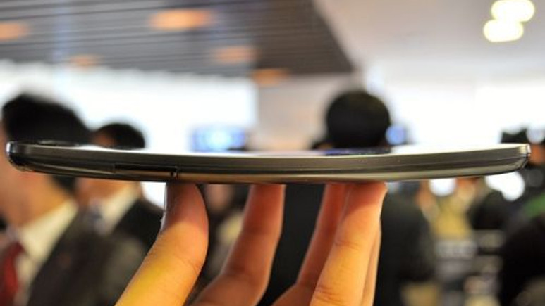 Esnek ekranlı LG G Flex'in arayüzü ve bazı özellikleri (Video)