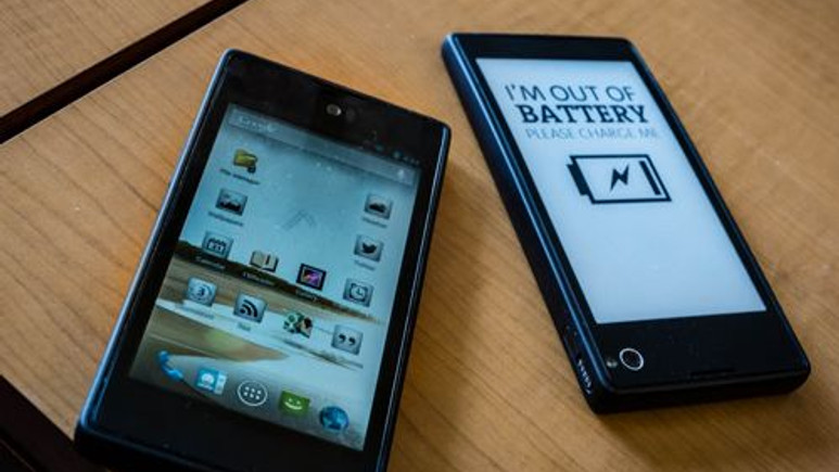 Çift ekranlı akıllı telefon YotaPhone geliyor!