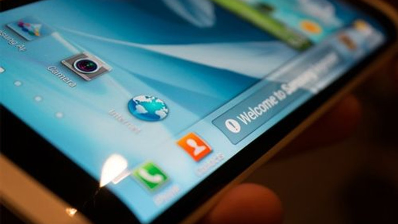 Samsung'dan ekranı etrafını saran akıllı telefon geliyor!