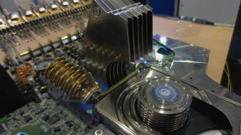 250 Sabit disk'den oluşan muazzam F1 aracı (Video)