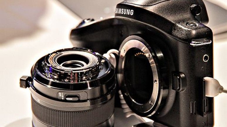 Samsung'tan bambaşka bir fotoğraf makinesi Android'li Galaxy NX!