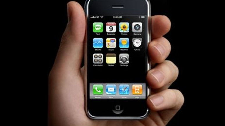 Üretilen ilk iPhone'u satışa çıkardı!