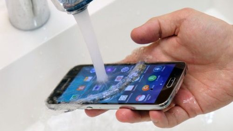Samsung Galaxy S5, su geçirmezlik testinde! (Video)