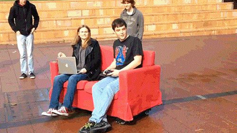 Robotik kanepe görenleri hayrete düşürüyor