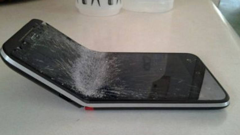 Sadece iPhone 6 eğilmiyor, işte eğilen akıllı telefonlar!