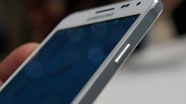 Samsung’dan uygun fiyatlı phablet akıllı telefon geliyor