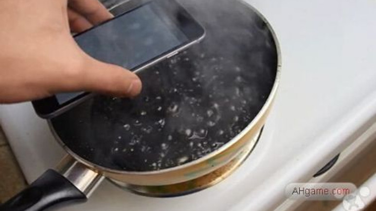 iPhone 6'ya tavada kolalı işkence (Video)
