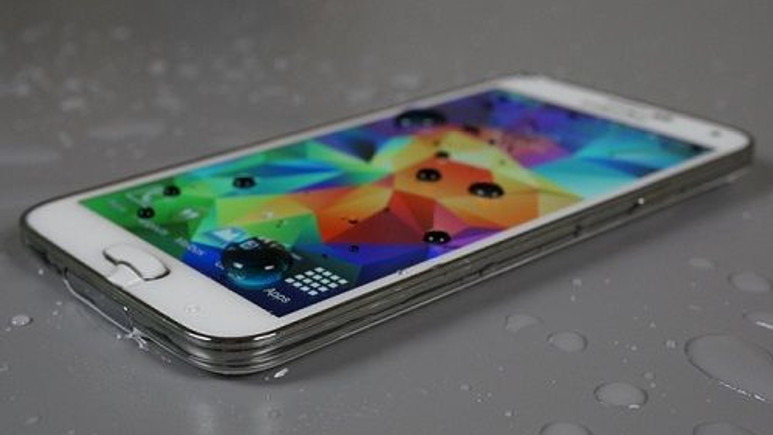 Samsung, Galaxy S5'in suya dayanıklı olduğunu bize hatırlatıyor