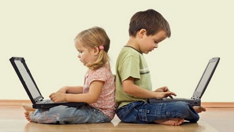 Minik parmaklar geleceği programlamaya devam ediyor
