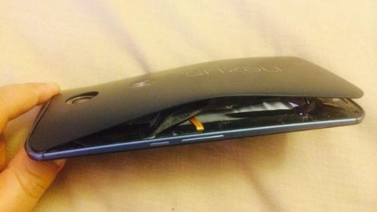 Google Nexus 6'nın bataryası şişerek patladı!