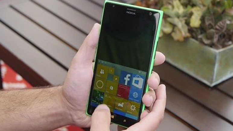 Windows 10 Mobile'a iPhone benzeri tek elle kullanım modu geldi