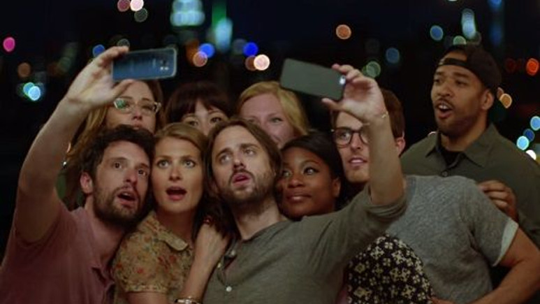 Samsung son reklamda Galaxy S6'nın ön kamerasına vurgu yapıyor