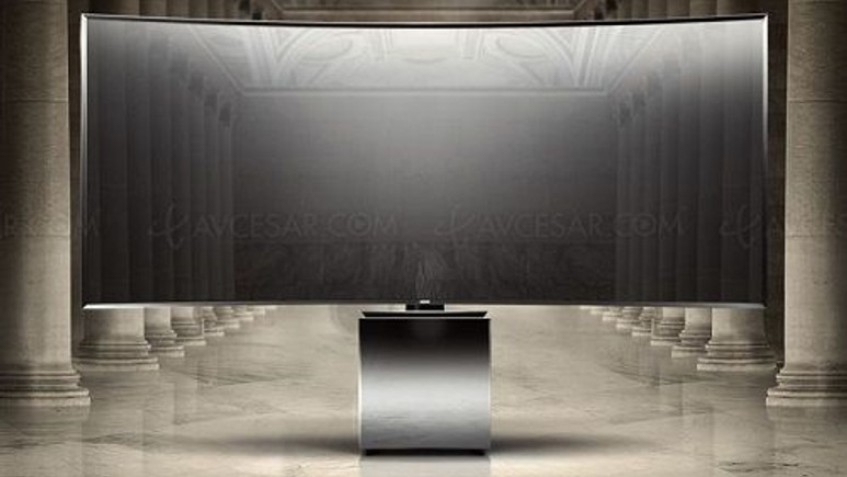 Samsung’dan kübik tabanlı 82 inç kavisli Ultra HD TV