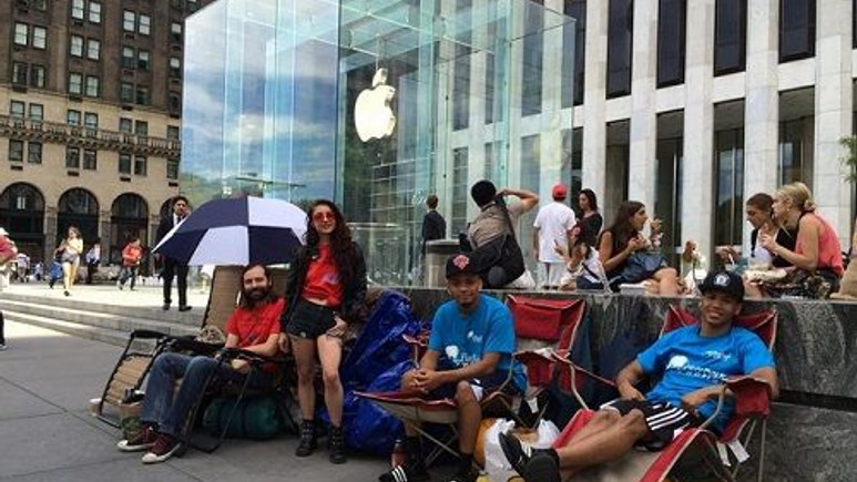 Fanatizm ya da başka bir şey... iPhone 6S satın almak için kuyruk oluşmaya başladı