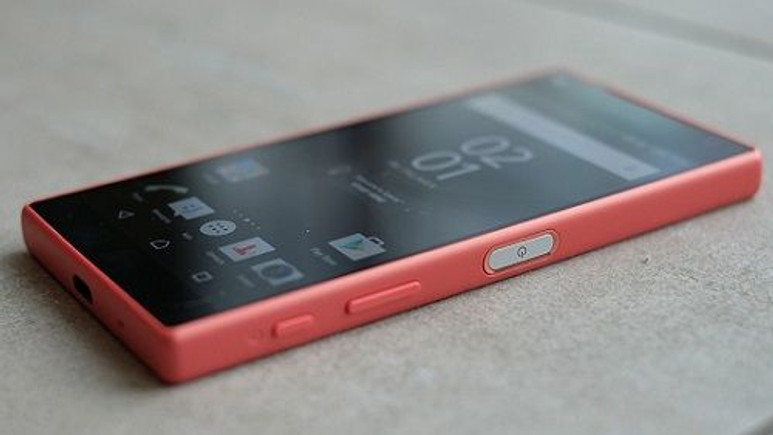 Sony, Xperia Z5 Compact'ın yanında ''Sony MDR-10RC'' kulaklık hediye ediyor