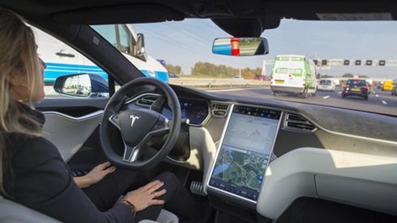Tesla otomobilin otopilotu kaza anında ne yaptı? (Video)