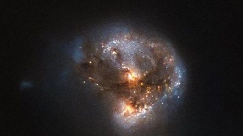 Hubble teleskopu yeni bir galaksi keşfetti!