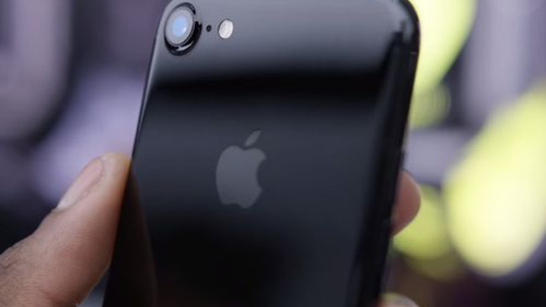 Simsiyah iPhone 7 kılıfsız kullanılınca çiziliyor mu?